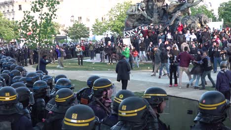 Crowd-of-rioters-in-Bulevar-Voltaire-clash-with-riot-police-on-May-Day-in-Paris,-France