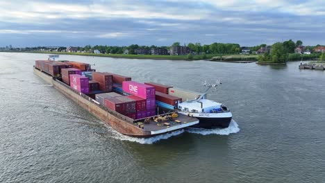 Ein-Beladenes-Containerschiff,-Das-Bei-Sonnenuntergang-Durch-Den-Fluss-Noord-Fährt