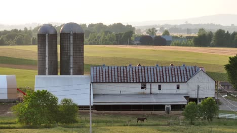Luftaufnahme-Einer-Farm-Und-Eines-Lagerhauses-In-Lancaster-County,-Philadelphia,-Pennsylvania