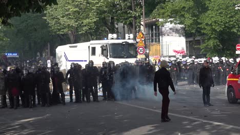 La-Policía-Francesa-Utiliza-Un-Cañón-De-Agua-Durante-La-Protesta-Del-Primero-De-Mayo-En-París,-Francia