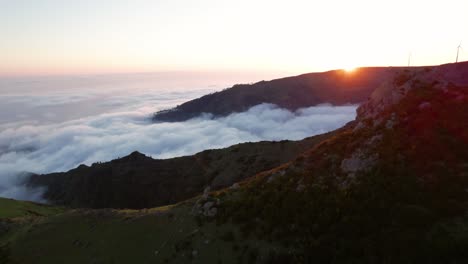Drone-Aéreo-Cielo-Despejado,-Montañas,-Por-Encima-De-Las-Nubes,-Madeira,-Portugal
