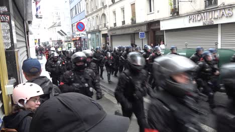 Die-Französische-Polizei-Beeilt-Sich,-Die-Demonstranten-Während-Der-Proteste-Zum-1.-Mai-In-Paris,-Frankreich,-Auseinanderzutreiben