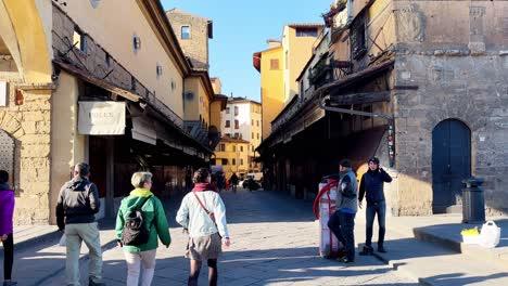 People-walking-between-shops-on-Ponte-Vecchio,-Florence,-Italy
