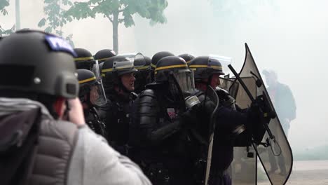 Die-Französische-Polizei-Schützt-Sich-Vor-Steinwürfen-Durch-Demonstranten-Während-Der-1.-Mai-Proteste-In-Paris,-Frankreich