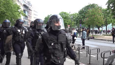 Französische-Bereitschaftspolizei-Ist-Während-Der-Maiproteste-In-Paris,-Frankreich,-Am-Bulevar-Voltaire-Im-Einsatz