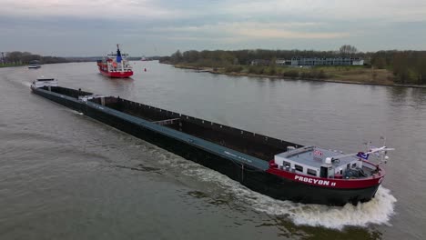 Leeres-Frachtcontainerschiff-Procyon-Segelt-über-Den-Fluss-Oude-Mass