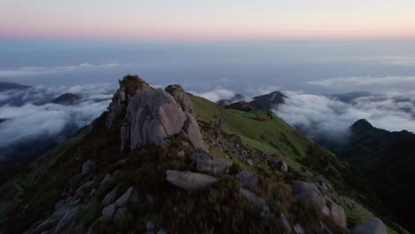 Drone-Aéreo-Cielo-Despejado,-Montañas,-Por-Encima-De-Las-Nubes,-Madeira,-Portugal