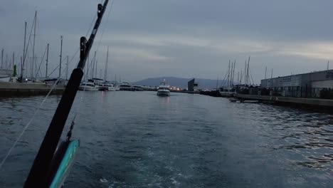 Fischerboot-Im-Wasser-Der-Straße-Von-Gibraltar-Am-Abend
