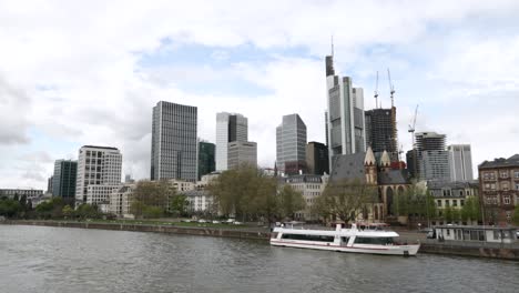 Blick-Auf-Die-Skyline-Des-Frankfurter-Finanzviertels-Vom-Main-Aus