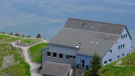 Ein-Haus-Auf-Dem-Hügel,-Auf-Das-Nicht-Wiederzuerkennende-Menschen-Zugehen