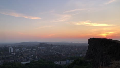Die-Majestätische-Skyline-Der-Altstadt-Von-Edinburgh-Bei-Sonnenuntergang,-Von-Den-Salisbury-Felsen-Aus-Gesehen,-Enthüllt-Die-Ikonischen-Wahrzeichen-Und-Den-Historischen-Charme-Der-Stadt