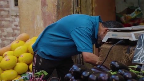 Vendedor-De-Frutas-En-El-Mercado-Tradicional-En-El-Casco-Antiguo-De-Ghardaia,-Argelia