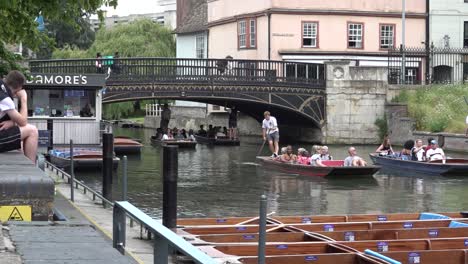 Menschen,-Die-Sich-Entspannen-Und-Entlang-Des-Flusses-Cam-In-Cambridge,-Großbritannien,-Stochern