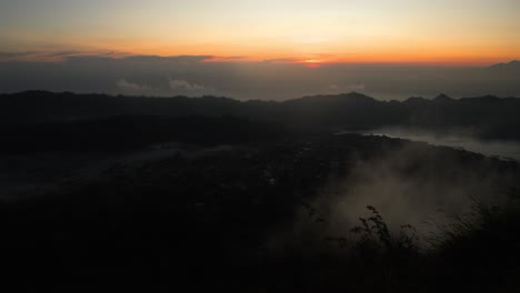Toma-Panorámica-En-El-Monte-Batur-Con-Vistas-Al-Amanecer-De-La-Hora-Dorada-En-Bali,-Indonesia