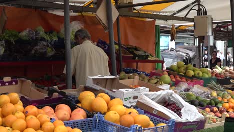 Ein-Mann-Kauft-Obst-Und-Gemüse-Auf-Dem-Cambridge-Market