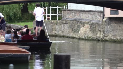 Menschen,-Die-Sich-Entspannen-Und-Entlang-Des-Flusses-Cam-In-Cambridge,-Großbritannien,-Stochern
