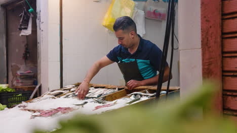 Verkäufer,-Der-Fisch-Auf-Dem-Traditionellen-Markt-In-Der-Stadt-Ghardaia,-Sahara-Wüste,-Algerien,-Verkauft