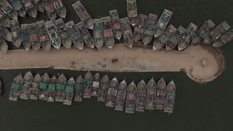 Luftaufnahme-Von-Fischerbooten-Aus-Der-Vogelperspektive,-Die-Am-Steg-Bei-Ibrahim-Hyderi-In-Karatschi-Festgemacht-Haben