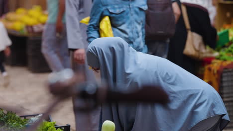 Porträt-Einer-Verschleierten-Frau,-Die-Auf-Dem-Marktplatz-Von-Ghardaia-In-Algerien-Kauft