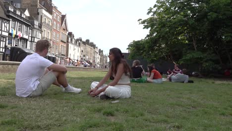 Studenten-Entspannen-Sich-Bei-Der-Königsparade-In-Cambridge,-Großbritannien