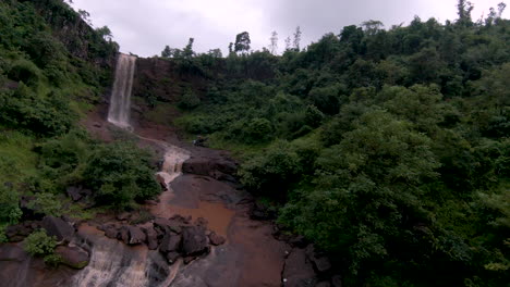 FPV-Drohnenaufnahme-Eines-Wunderschönen-Wasserfalls-In-Süd-Gujarat-Während-Des-Monsuns