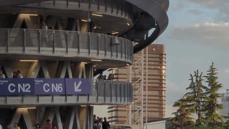 Menschen,-Die-Nach-Dem-Real-Madrid-Spiel-In-Madrid-Fans-Den-Turm-Des-Bernabéu-Stadions-Verlassen