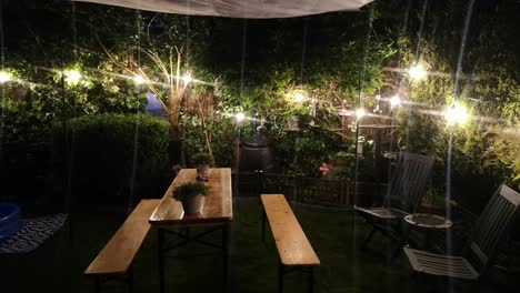 Jardín-Encantado-Suburbano-Moderno-Iluminado-Decorado-Con-Luces-De-Cadena-Brillantes-Alrededor-De-Los-Arbustos-Por-La-Noche