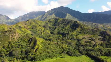 Breathtaking-Aerial-panoramic-shot-of-Hanalei-Valley-and-green-mountains-in-Kauai,-Hawaii