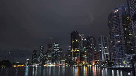 Night-timelapse-of-Brisbane-riverside-riverwalk-and-city-skyline,-Australia