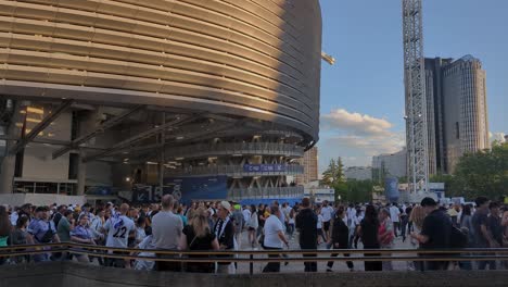 Gente-Saliendo-Del-Estadio-Bernabéu-Después-Del-Partido-Del-Real-Madrid-En-Los-Aficionados-De-Madrid