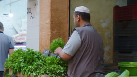 Vendedor-Africano-En-El-Mercado-Del-Casco-Antiguo-De-La-Ciudad-De-Ghardaia,-El-Desierto-Del-Sáhara,-Argelia