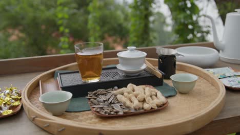 Ein-Set-Für-Die-Chinesische-Teezeremonie-Auf-Einem-Holztisch-Auf-Der-Außenterrasse