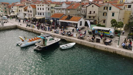 Gente-Relajándose-En-La-Cafetería-Del-Puerto-De-La-Ciudad-De-Krk-En-La-Isla-Croata