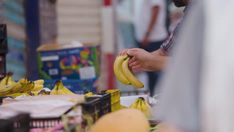 Venta-De-Plátanos-En-El-Puesto-De-Frutas-Del-Mercado-En-Ghardaia,-Argelia