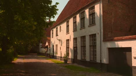 White-residences-in-a-well-preserved-Beguinage-convent-in-Bruges,-Ten-Wijngaerde,-Begijnhof-Brugge