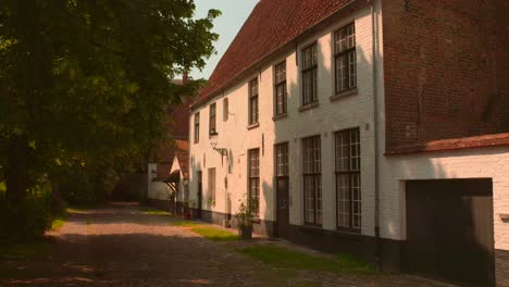 Residencias-Blancas-En-Un-Convento-Beaterio-Bien-Conservado-En-Brujas,-Tenwijngaerde,-Begijnhof-Brujas