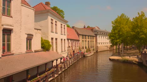 Beautiful-navigable-canal-in-Bruges,-Belgium