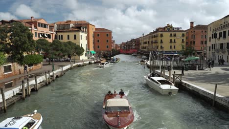 Concurrida-Vía-Fluvial-De-Río-Novo-En-Venecia-Con-Taxis-Acuáticos-Pasando-Unos-A-Otros