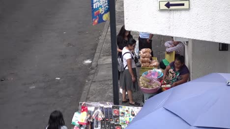 Arme-Lateinamerikanische-Leute-Verkaufen-In-Zeitlupe-Straßenessen-In-Einer-Gasse