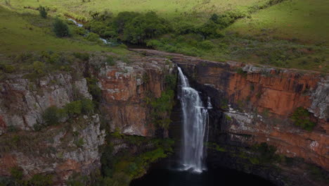 Südafrika-Wasserfall-Drohne-Antenne-Berlin-Falls-Lissabon-Sabie-Filmisch-Atemberaubende-Friedliche-Wasserfälle-Nelsprit-Johannesburg-Mbombela-Malerischstes-Filmisches-Frühlingsgrün-üppig-Friedlich-Langsam-Zurückschwenken