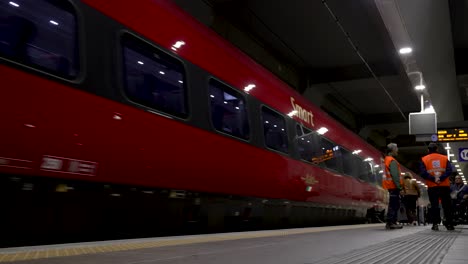 Pendolino-Evo-ETR-675-Italia-Rail-Ankunft-Am-Bahnsteig-Des-Bahnhofs-Bologna