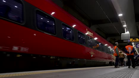 Pendolino-Evo-Etr-675-Italia-Ferrocarril-Llegando-Al-Andén-De-La-Estación-De-Bolonia