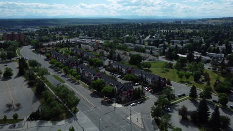 Fesselnde-Drohnenaufnahmen-Von-Stadthäusern-Und-Straßen-In-Calgary,-Kanada