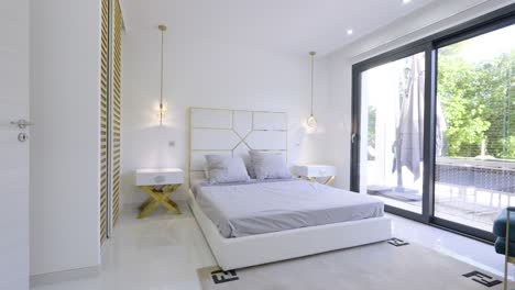 Dormitorio-De-Diseño-Minimalista-De-Lujo-Con-Pared-De-Cristal-Y-Salida-Al-Jardín