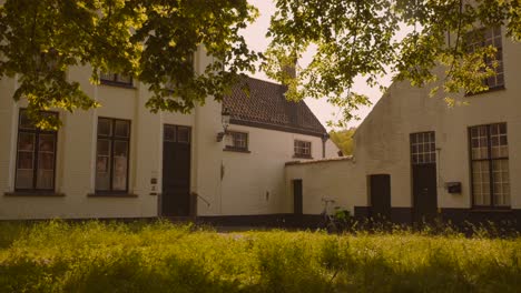 Casas-Blancas-En-El-Convento-Religioso-Beaterio-De-Brujas,-Flandes,-Bélgica