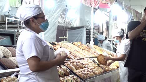 Trabajadoras-Latinas-Uniformadas-Vendiendo-Bocadillos-Salados-En-El-Supermercado