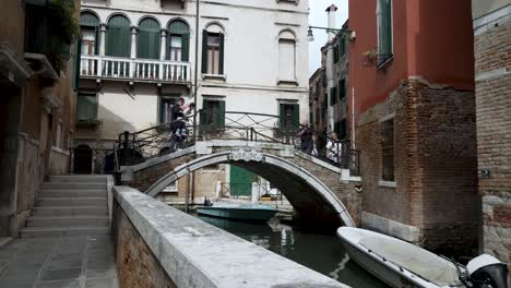 Vater-Trägt-Kleine-Tochter-über-Brücke-In-Venedig