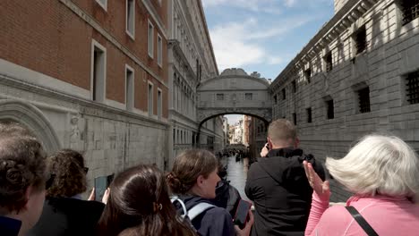 Tourists-Takings-Photos-Of-Bridge-Of-Sighs-From-Ponte-Della-Paglia-In-Venice,-Italy