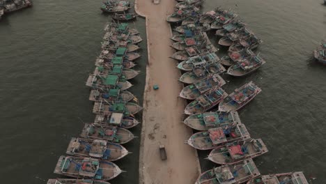 Vista-Aérea-De-Los-Barcos-De-Pesca-Amarrados-A-Lo-Largo-Del-Embarcadero-En-Ibrahim-Hyderi-En-Karachi