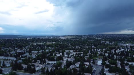 Gewitterwolken-über-Calgary-Hills-Im-Sommer